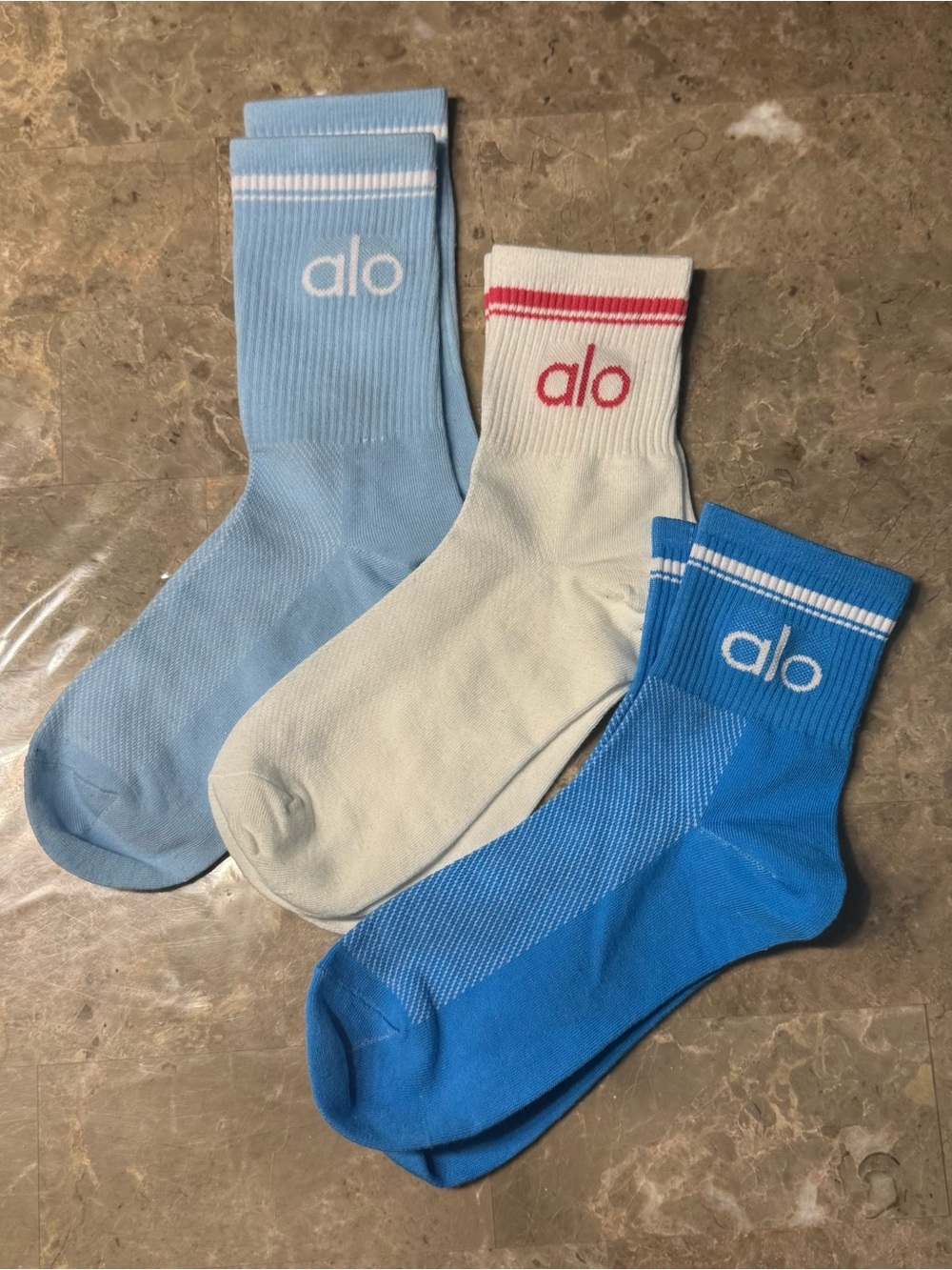 New Women’s Alo Socks
New with tags in its packaging 
3 pairs 
Fits sizes 6-11